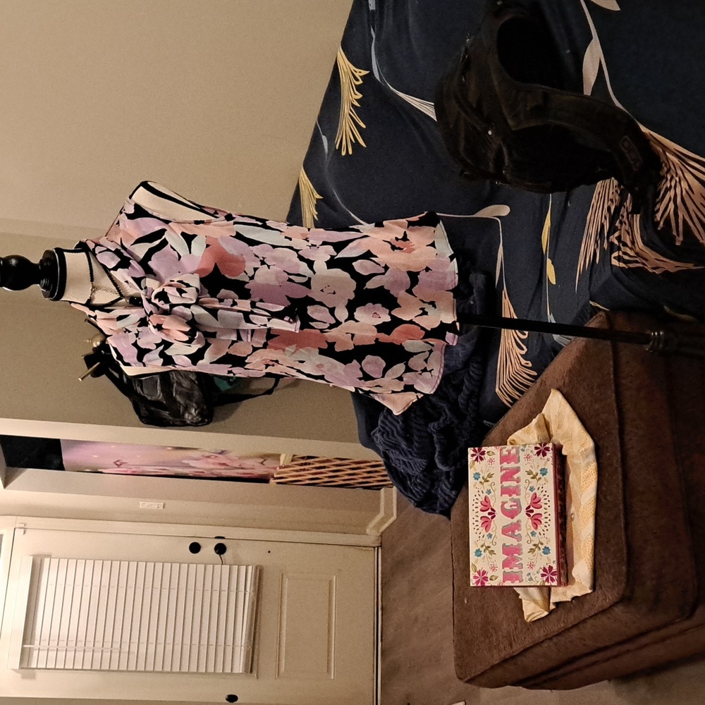 BUY 4 $26....NWOT FLOWERED BLOUSE